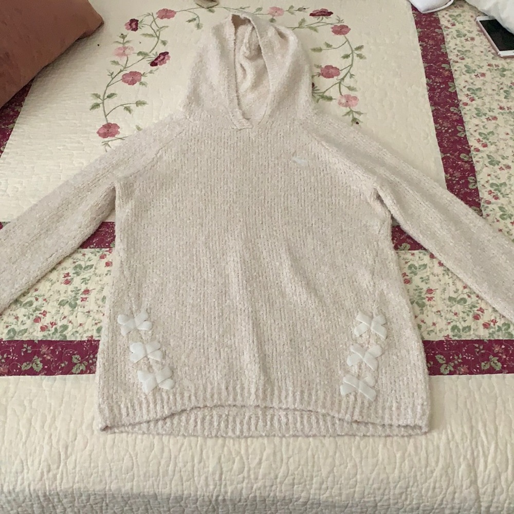 beige/white Abercrombie kids sweater/hoodie.